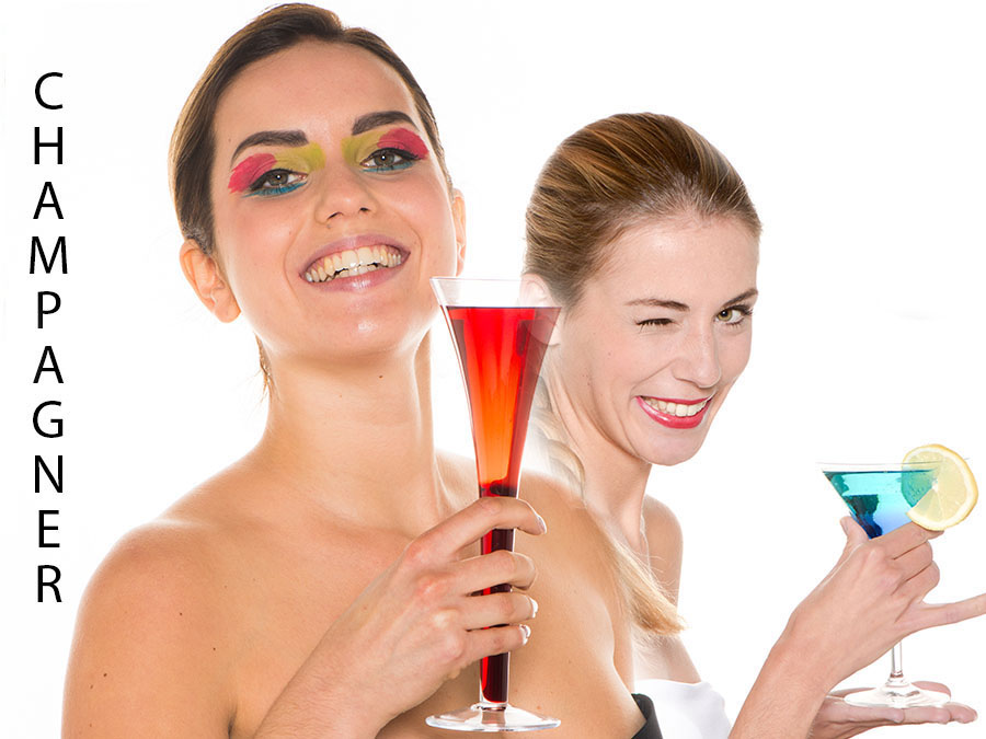 Frauen mit Champagner Drinks