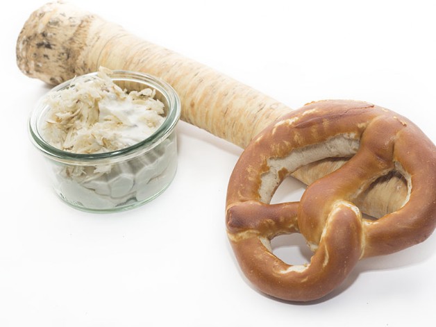 Bayerische Brotzeit im Glas. Bayerischer Meerrettichdip