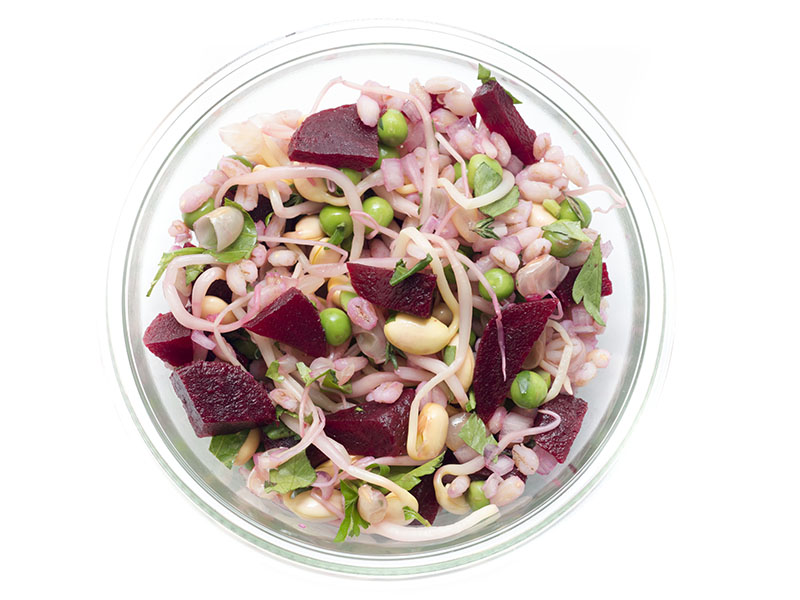 Graupensalat im Glas.Vegetarische Proteine