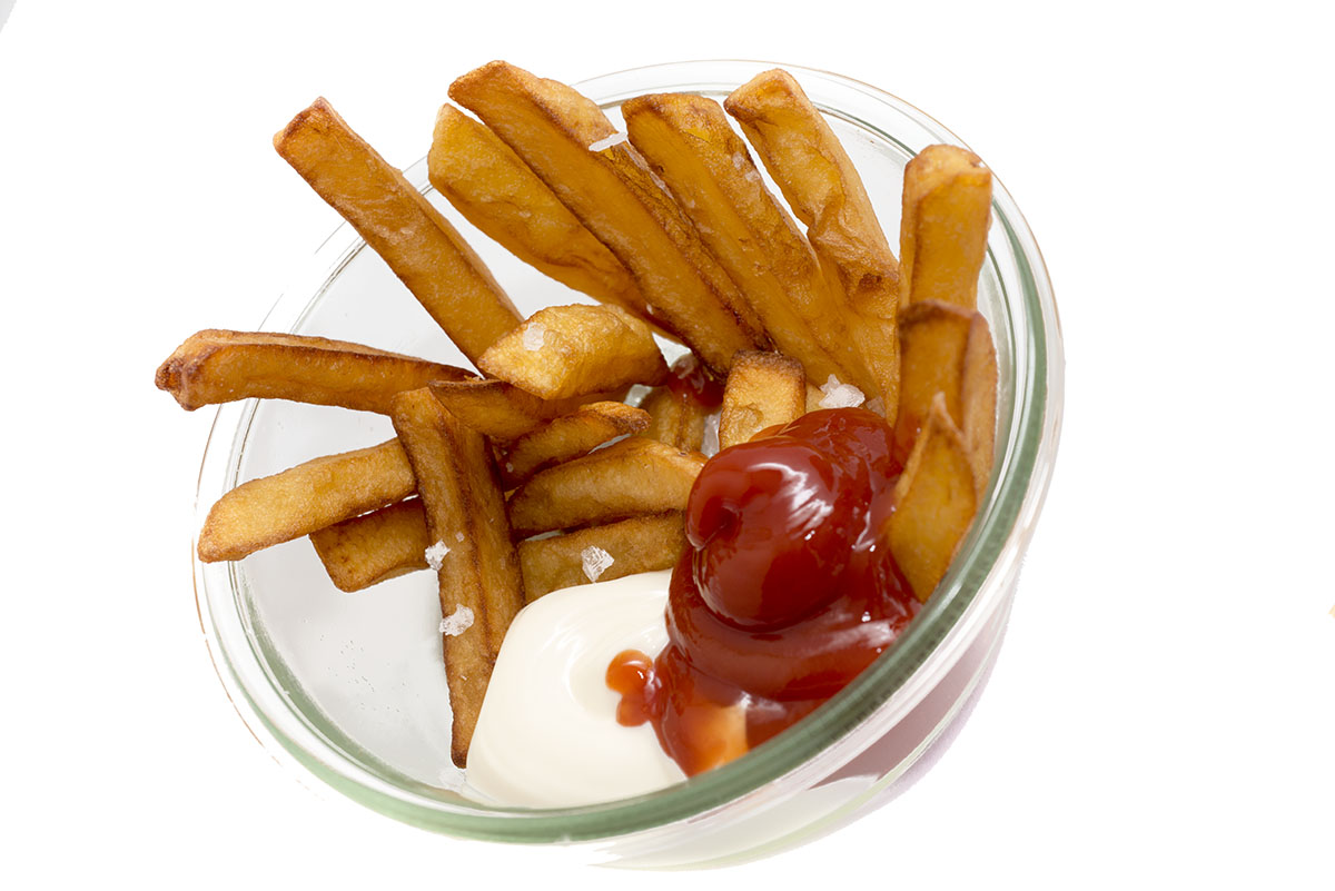 Pommes mit Mayonaise und Ketchup