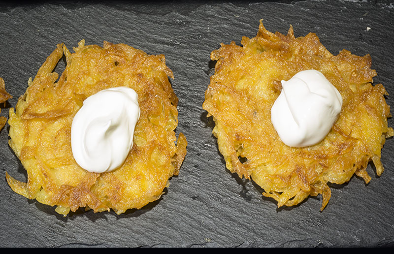 Klassiker aus Kartoffeln Rösti mit Schmand